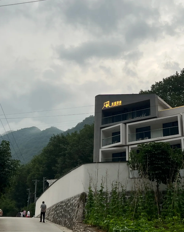 Travel photos of Shangluo: best place to stay near Niubeiliang Forest Park