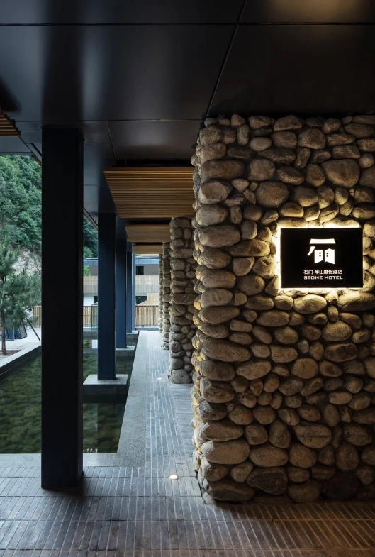 Yuhua Palace hotels with English service