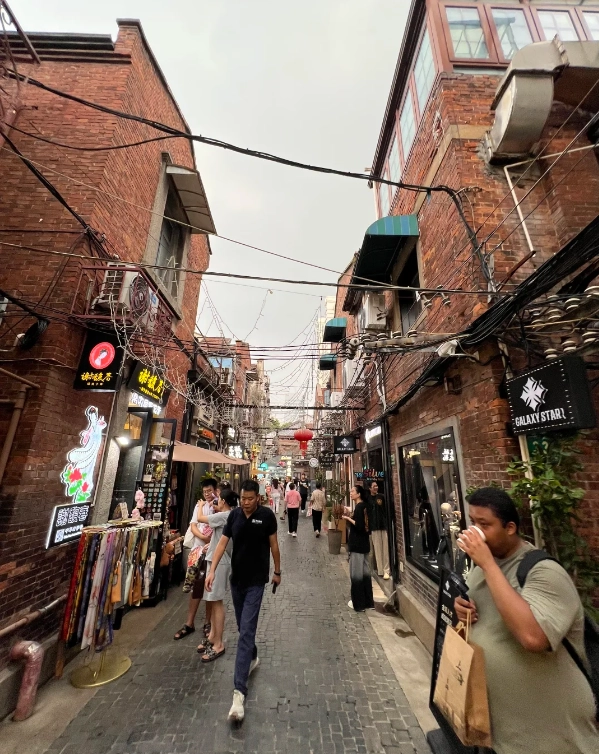 Tianzifang shops and cafes Tianzifang shops and cafes