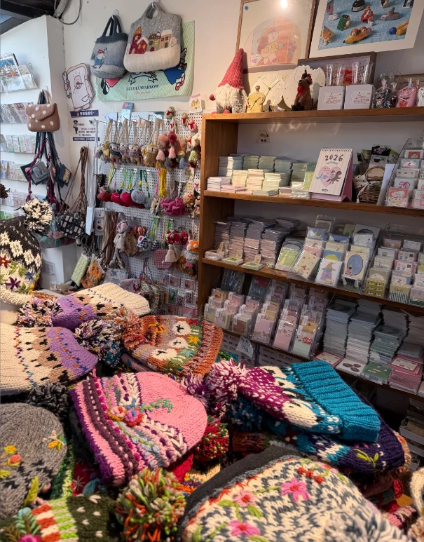 shopping in Nanluoguxiang