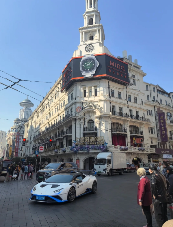 Photo of Nanjing Road Pedestrian Street: Shanghai shopping street