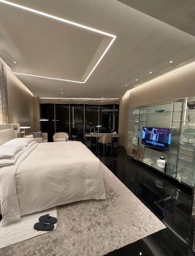 stay near Shanghai Tower