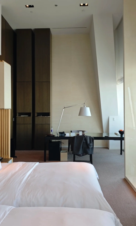 stay near Shanghai Tower