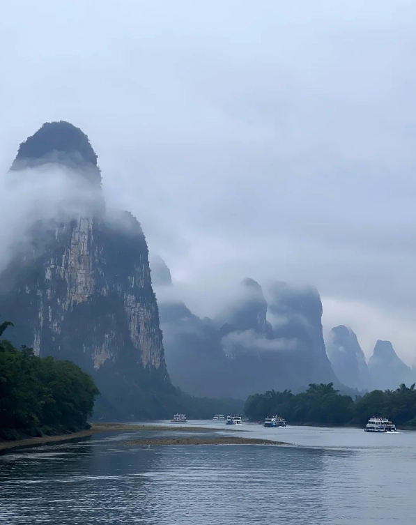Travel photos of Guilin: karst landscape photography
