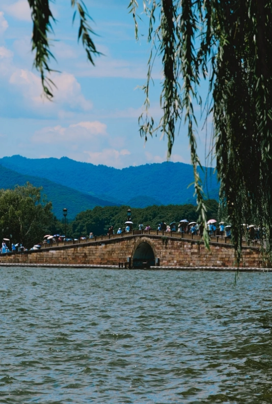 Classic Hangzhou Itinerary: A Local's 2-Day Plan to Avoid Crowds