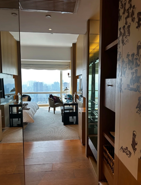 Where to Stay Near Jinli: Hotels for Night Markets & Quiet Rooms