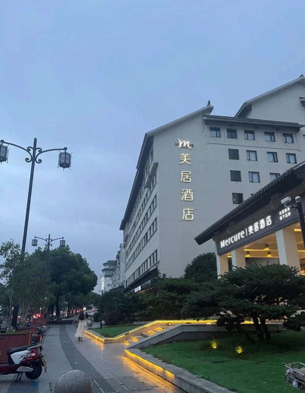 stay near Fragrant Hills