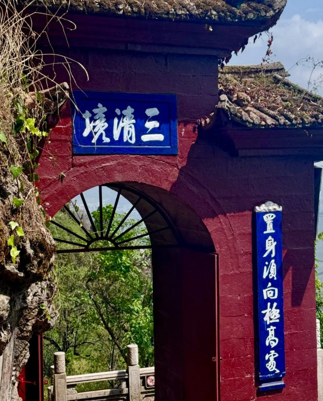 Dianchi Lake hiking