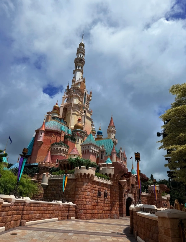 Tokyo Disneyland vs Hong Kong Disneyland