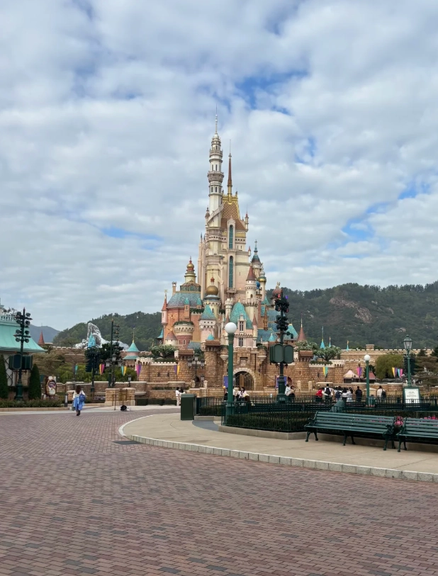 Hong Kong Disneyland vs Ocean Park Hong Kong Disneyland vs Ocean Park