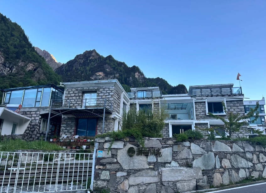 best hotels near Mount Siguniang