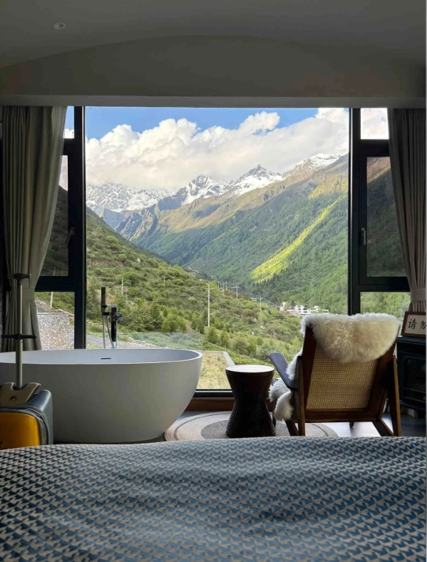 where to stay near Siguniang Mountain