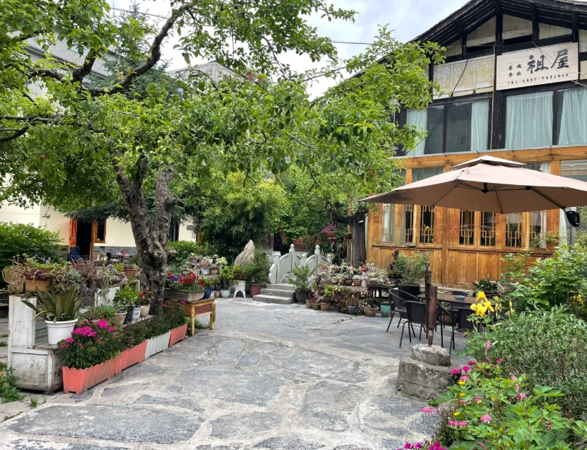 where to stay near Huanglong