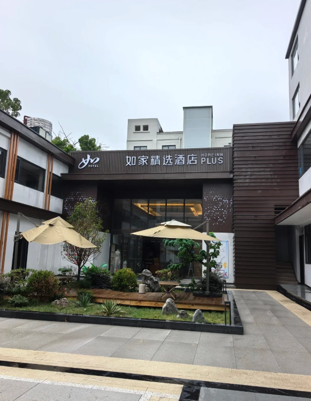 best areas to stay in luoyang