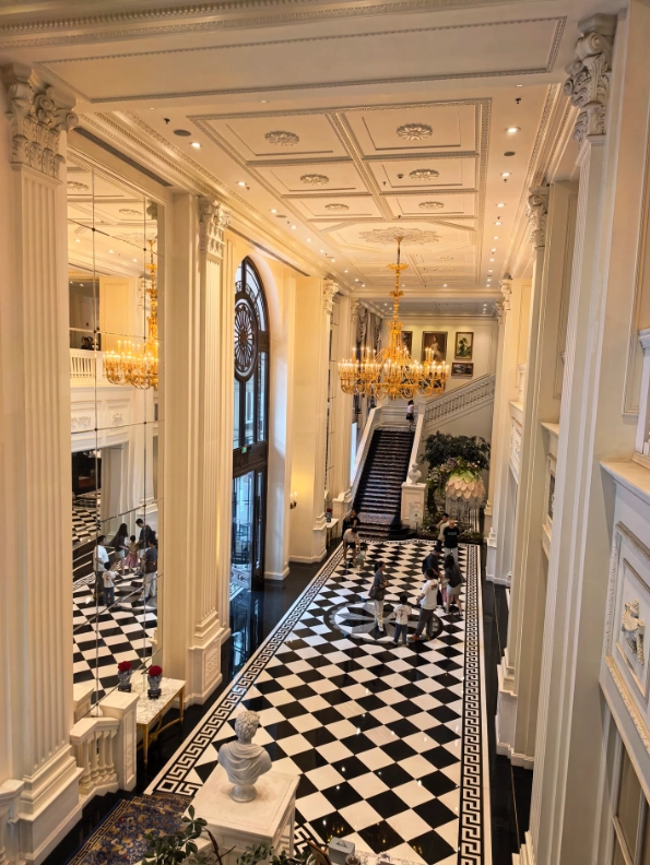 Where to Stay Near Porcelain House: Best Areas & Hotels
