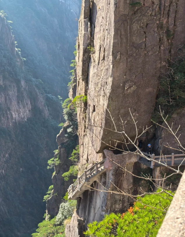 hiking in Huangshan hiking in Huangshan