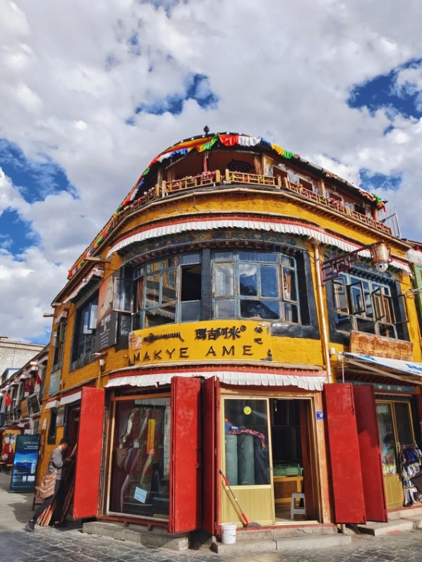 where to stay near sera monastery