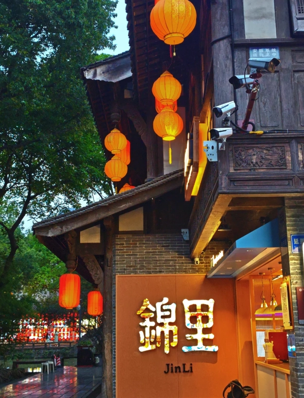 Jinli Street Chengdu: Insider Tips to Beat Crowds & Eat Well