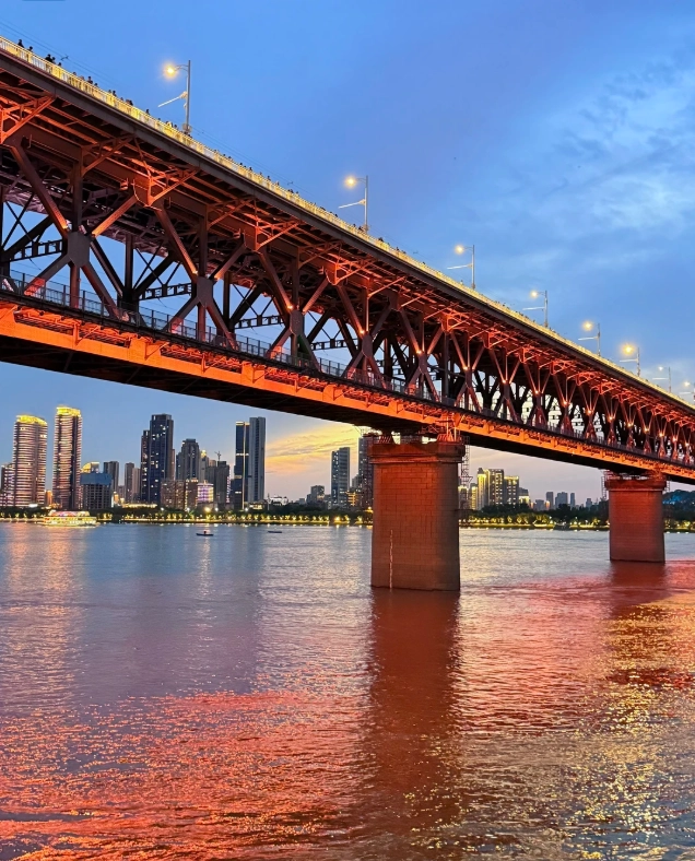 Wuhan Yangtze River Bridge light show Wuhan Yangtze River Bridge light show