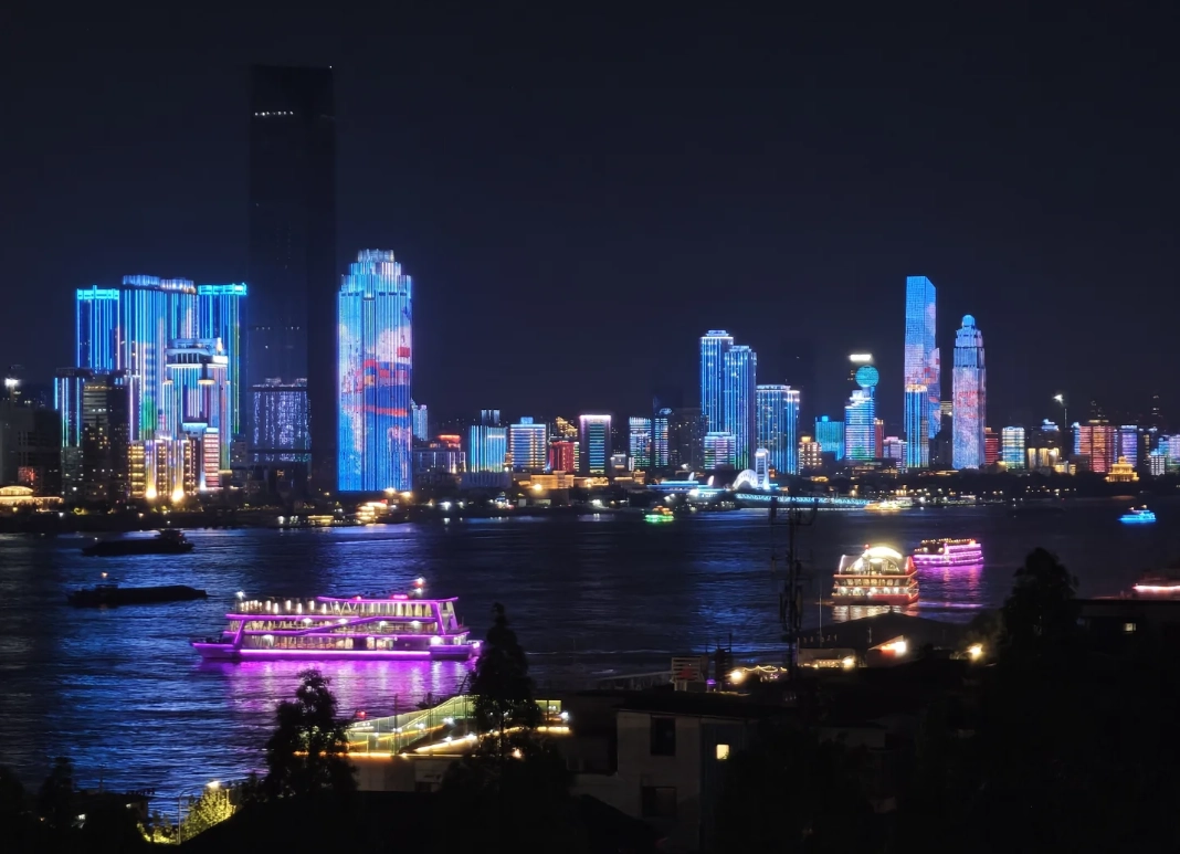 Travel photos of Wuhan: best spot to see Wuhan Yangtze River Bridge at night