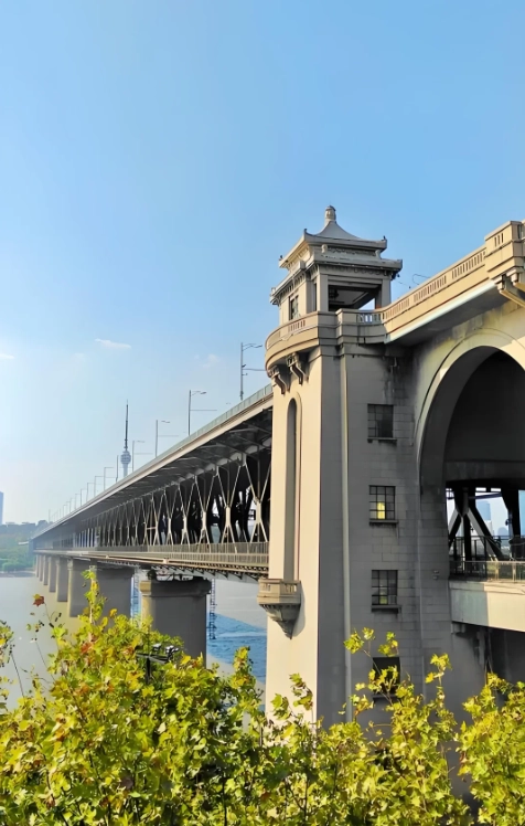 Wuhan Yangtze River Bridge walking tour Wuhan Yangtze River Bridge walking tour
