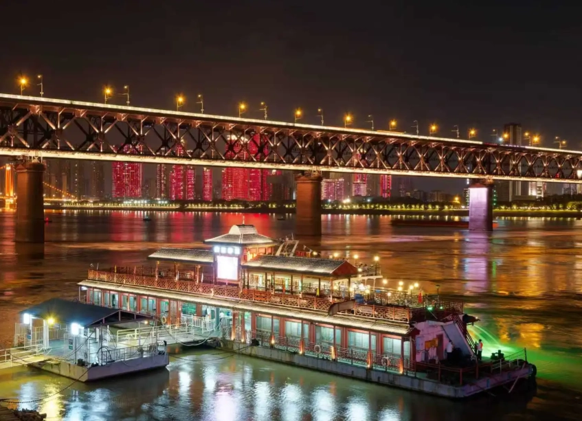 Wuhan Yangtze River Bridge night walk Wuhan Yangtze River Bridge night walk