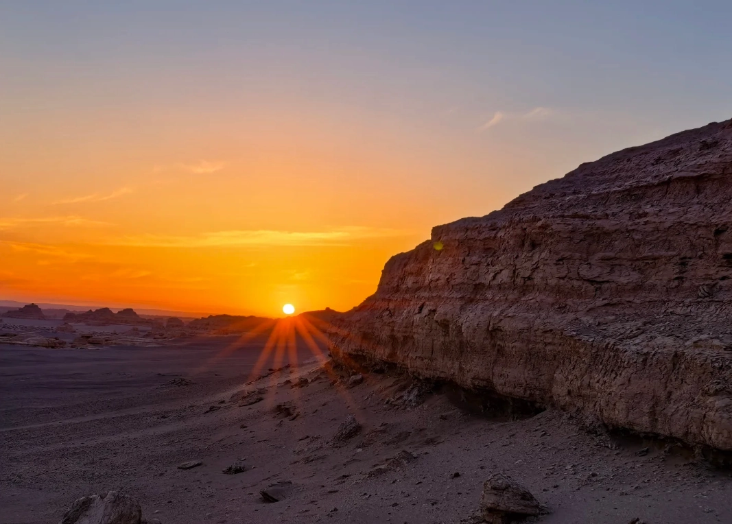Photo of Dunhuang Yardang National Geopark: Dunhuang travel tips sunset