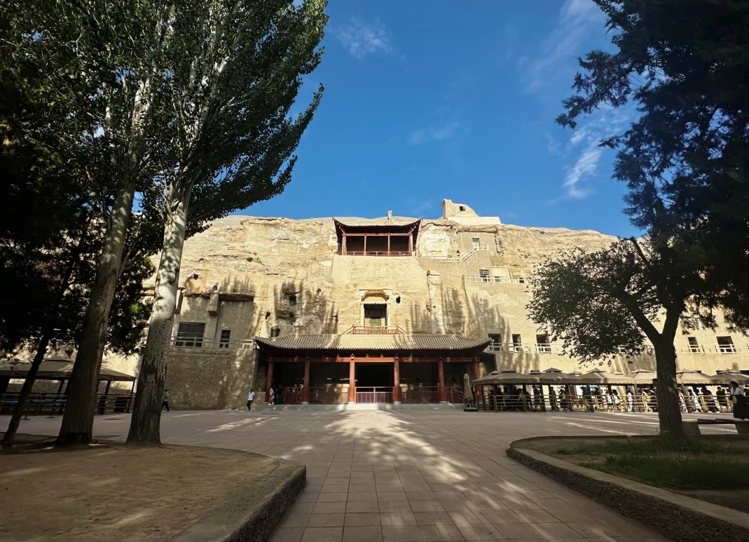 Mogao Caves foreigner guide