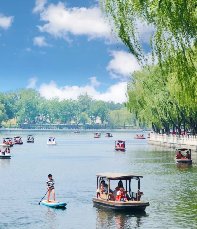 Beihai Park dragon boat Beihai Park dragon boat