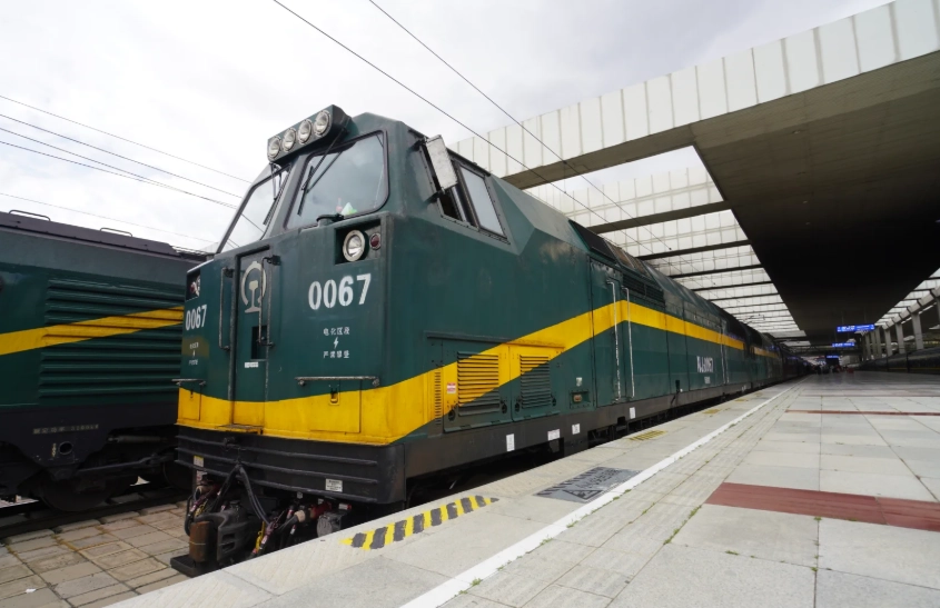 Xining to Lhasa train