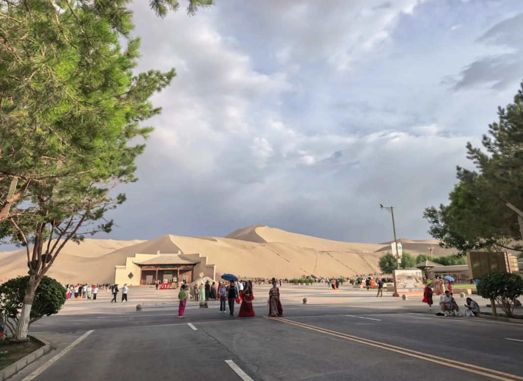 How Long to Spend at Mingsha Mountain and Crescent Lake: Best Timing