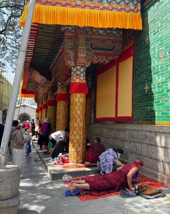 respectful attire for Buddhist temples