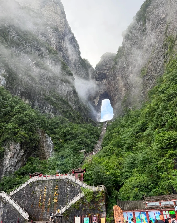 Tianmen Mountain glass walkway