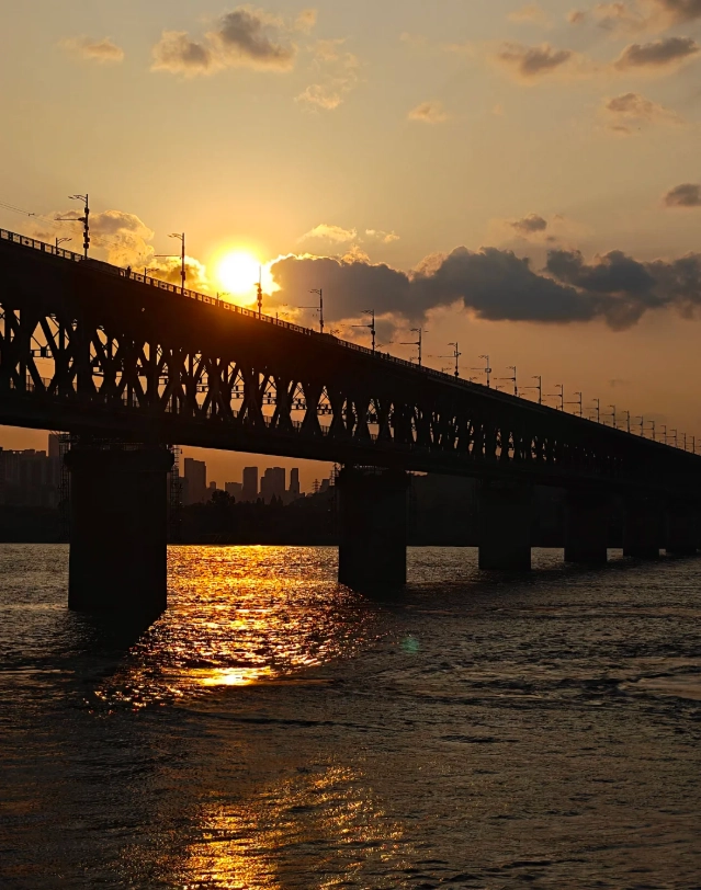Wuhan Yangtze River Bridge sunset walk Wuhan Yangtze River Bridge sunset walk