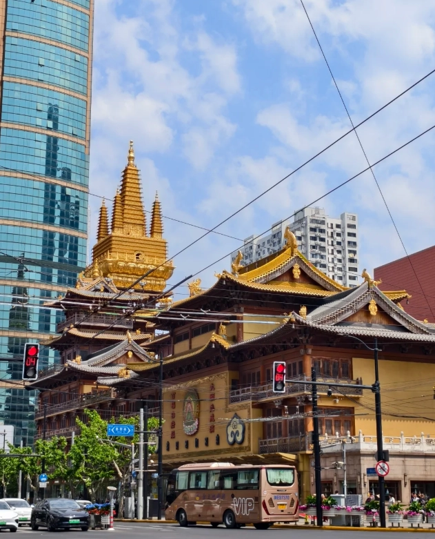 Jing'an Temple vs Longhua Temple Jing'an Temple vs Longhua Temple