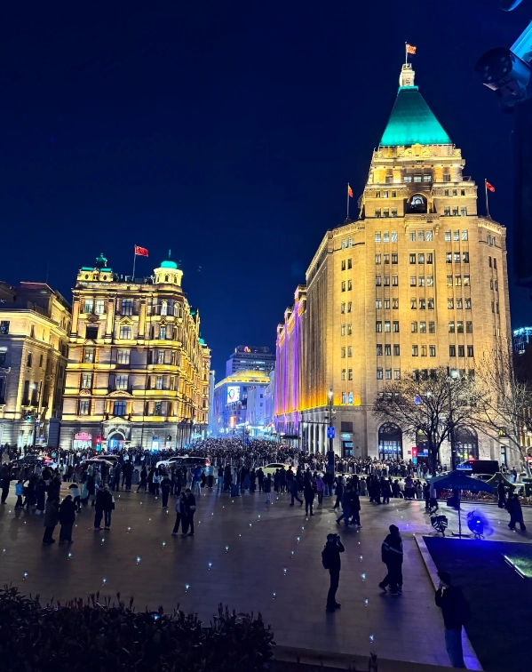 the bund crowd times