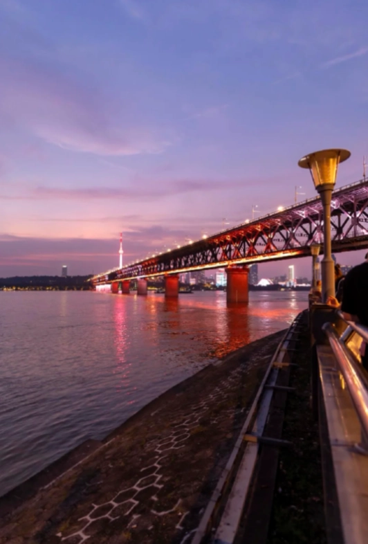 Wuhan Yangtze River Bridge visiting guide Wuhan Yangtze River Bridge visiting guide