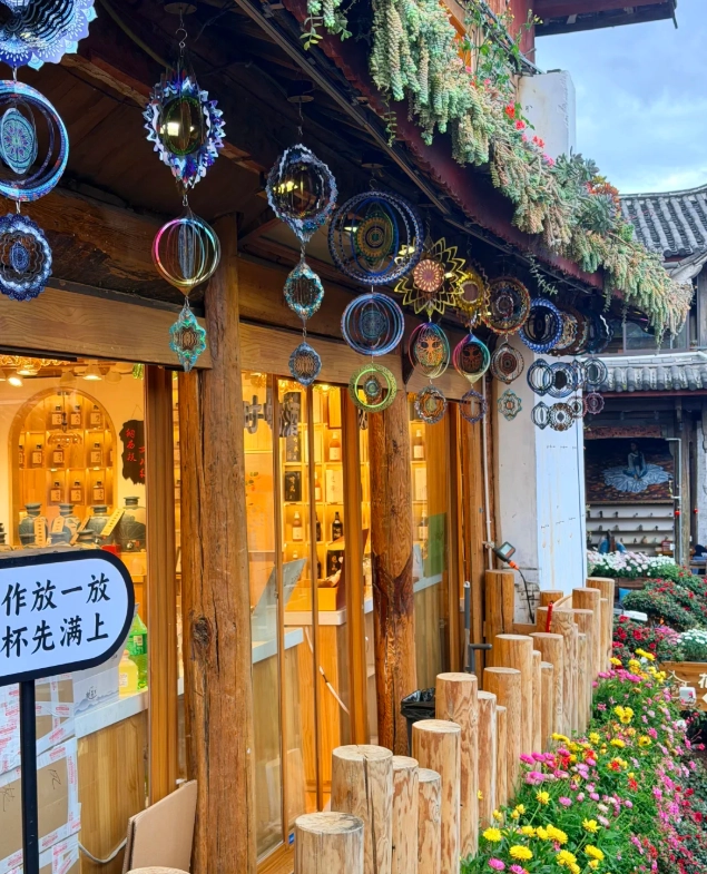 avoid crowds Lijiang Old Town avoid crowds Lijiang Old Town