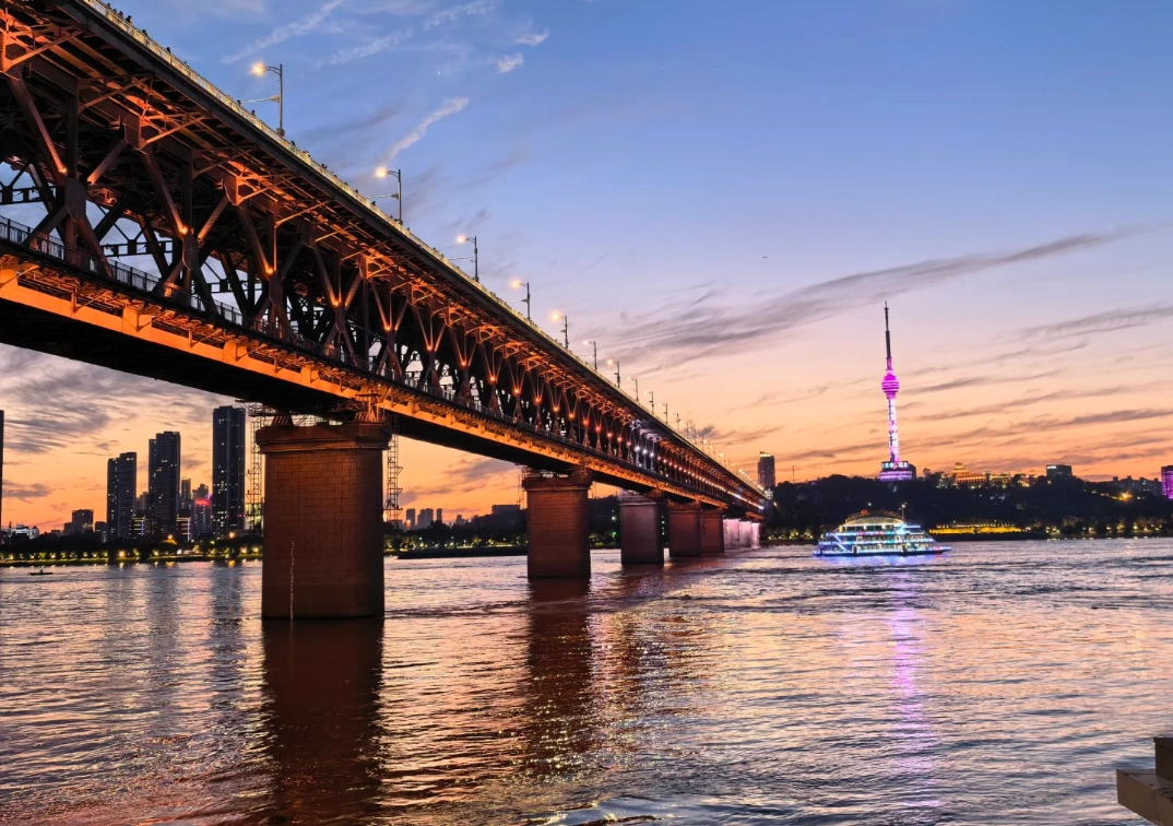 Best Time to Visit Wuhan Yangtze River Bridge: Avoid Crowds & Get Perfect Photos