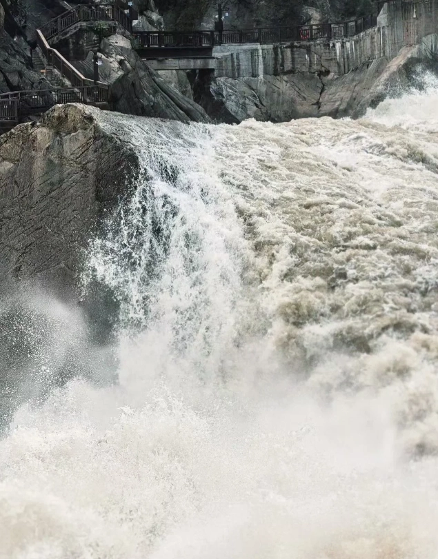 tiger leaping gorge hiking season
