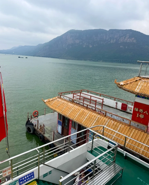 Dianchi Lake boat tour Dianchi Lake boat tour