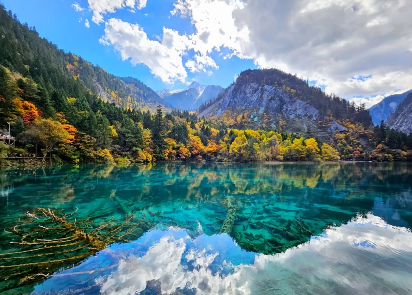 Best time to visit Jiuzhaigou National Park: Avoid crowds and see peak colors