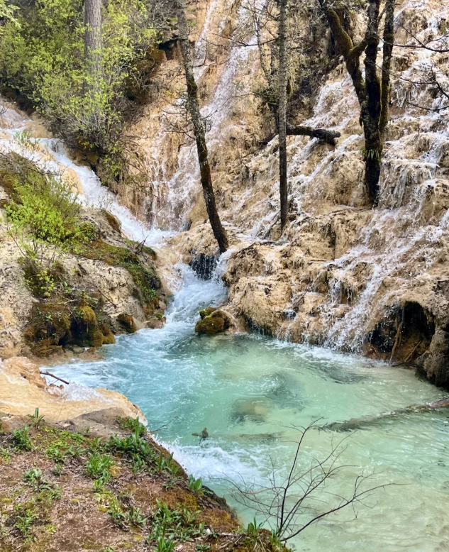 Huanglong vs Jiuzhaigou Huanglong vs Jiuzhaigou