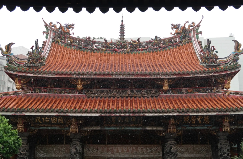 Best Time to Visit Longshan Temple: Avoid Crowds & Heat