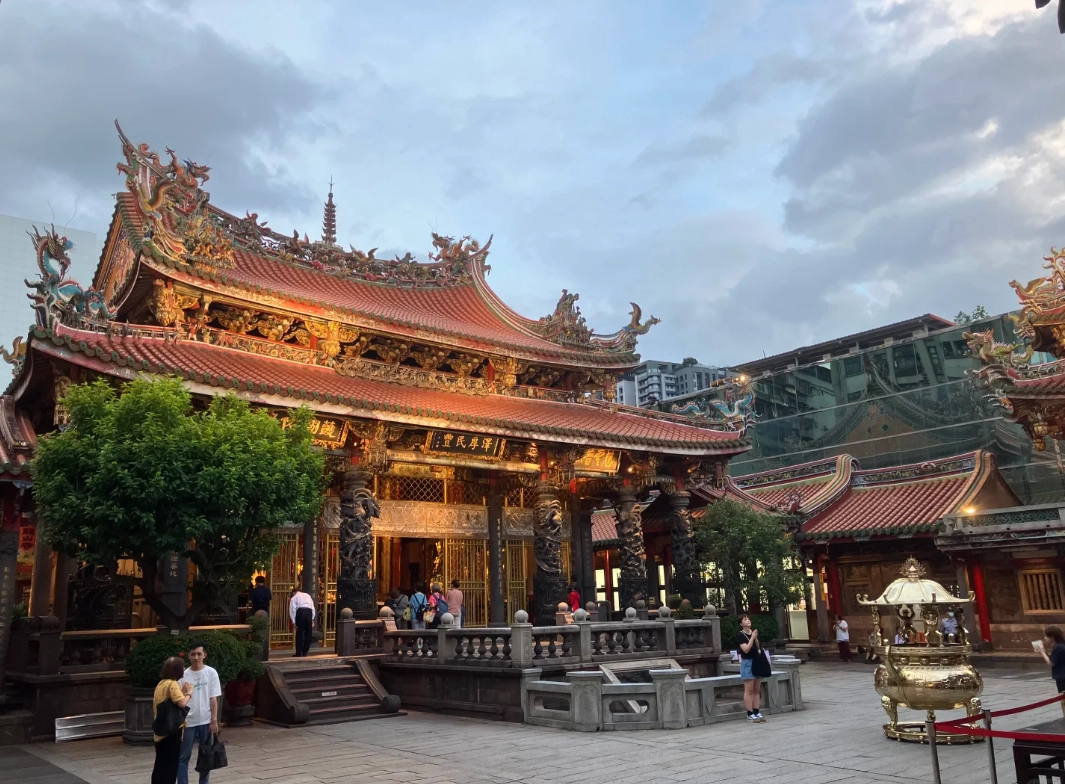 Longshan Temple itinerary Longshan Temple itinerary