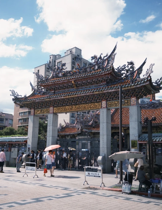 Longshan Temple opening hours
