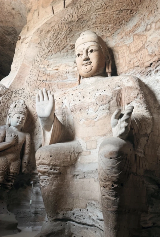 Yungang Grottoes vs Longmen Yungang Grottoes vs Longmen