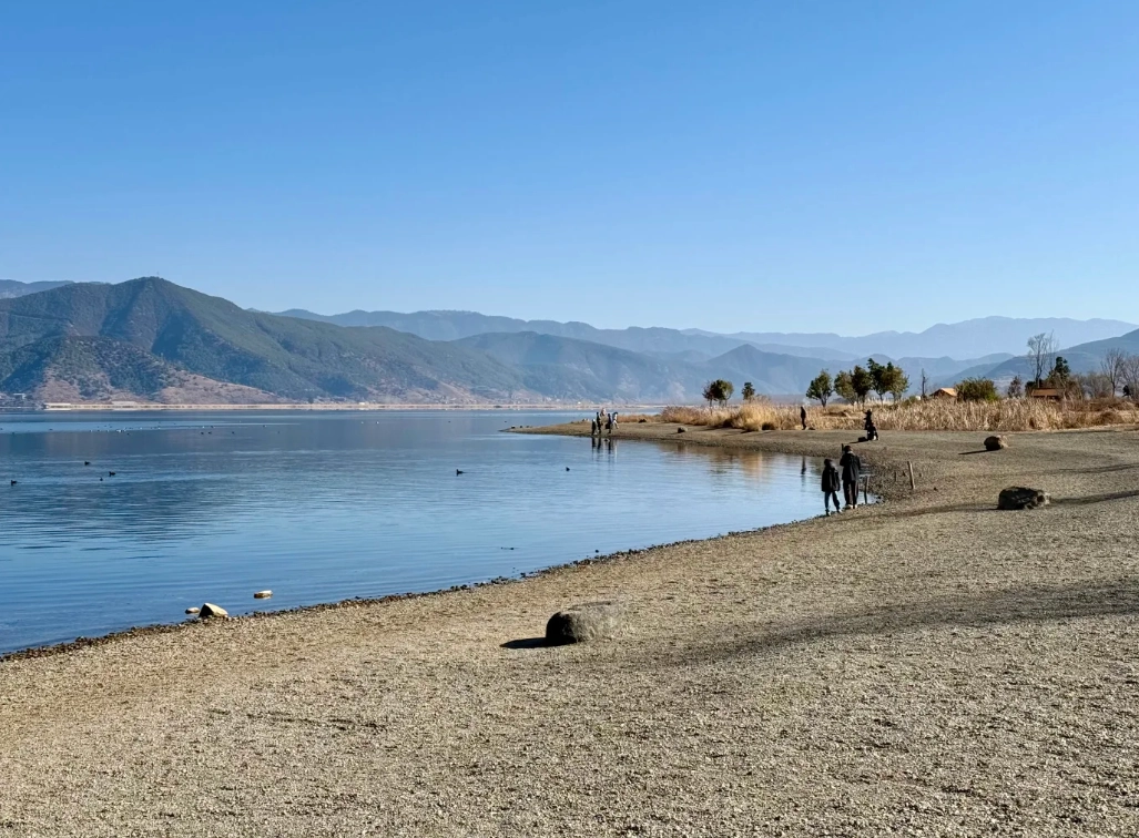 Lugu Lake Loop Drive: Navigate Like a Local