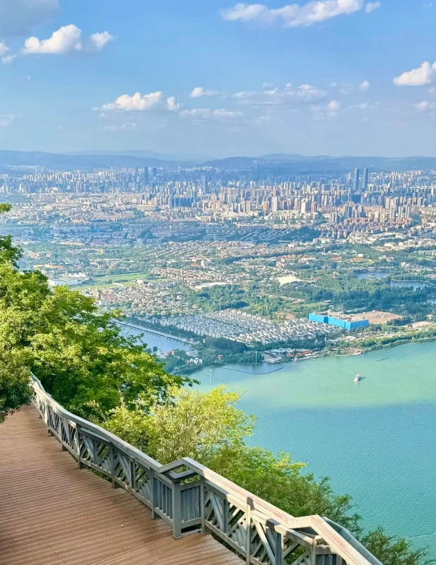 Western Hills Hiking Trail: Skip the Tourist Traps and Find the Real Views