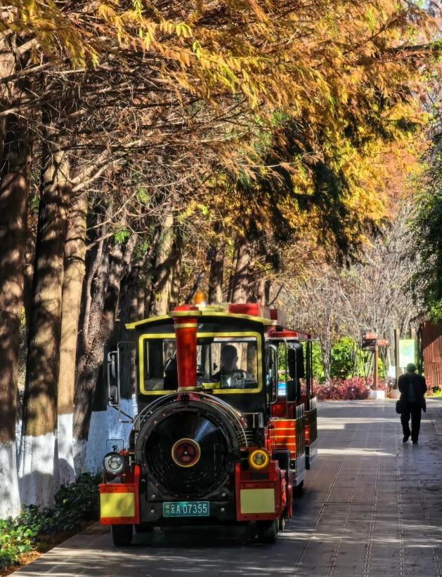 English guide Yunnan Nationalities Village